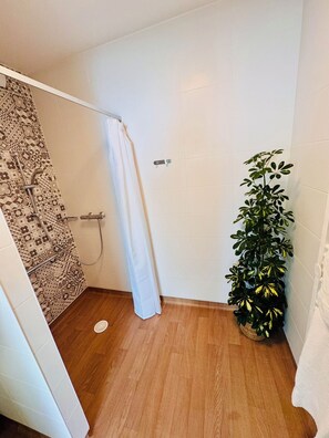 家庭公寓, 阳台 | 浴室 | 淋浴设施、毛巾、卫生纸