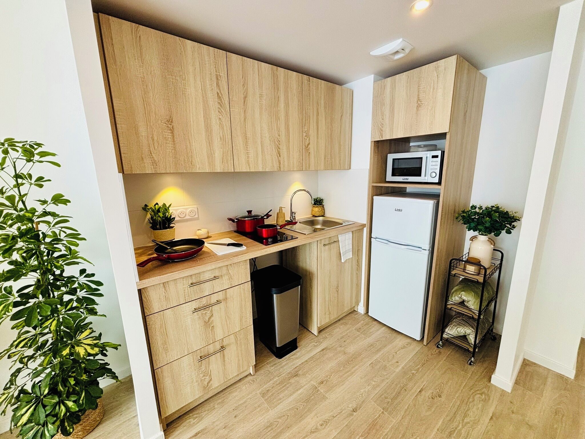 Basic-lejlighed - balkon | Privat køkken | Køleskab, mikrobølgeovn, kogeplade, køkkentøj/tallerkener/redskaber