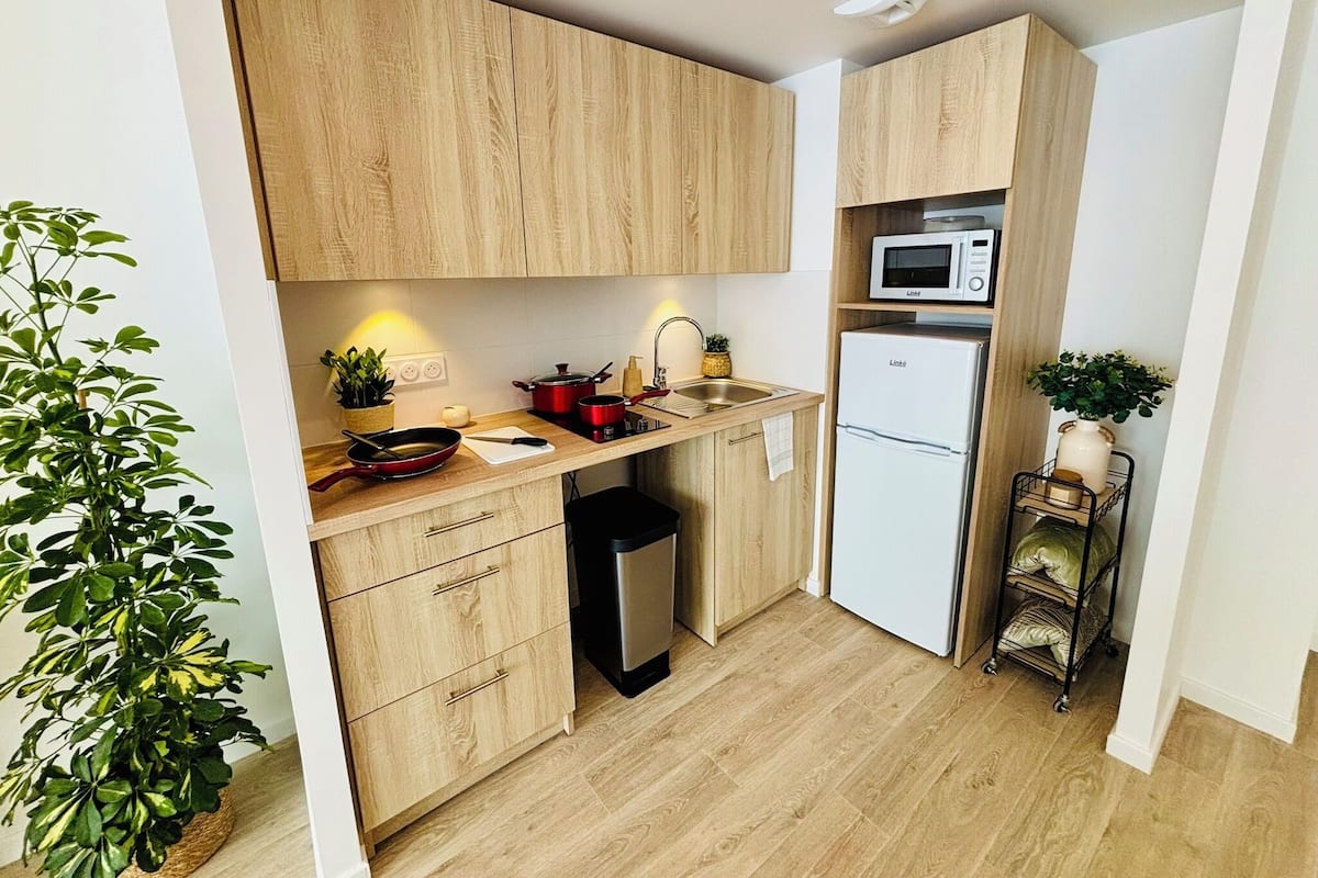 Fridge, microwave, stovetop, cookware/dishes/utensils