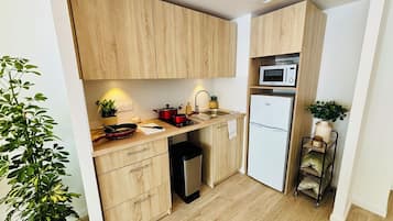 Apartamento básico, balcón | Cocina privada | Frigorífico y placa de cocina