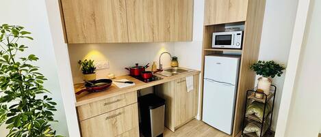 Basic-Apartment, Balkon | Eigene Küche | Kühlschrank, Herdplatte