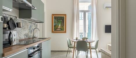 Apartemen Superior, balkon | Dapur pribadi | Microwave, oven, kompor, dan mesin espresso