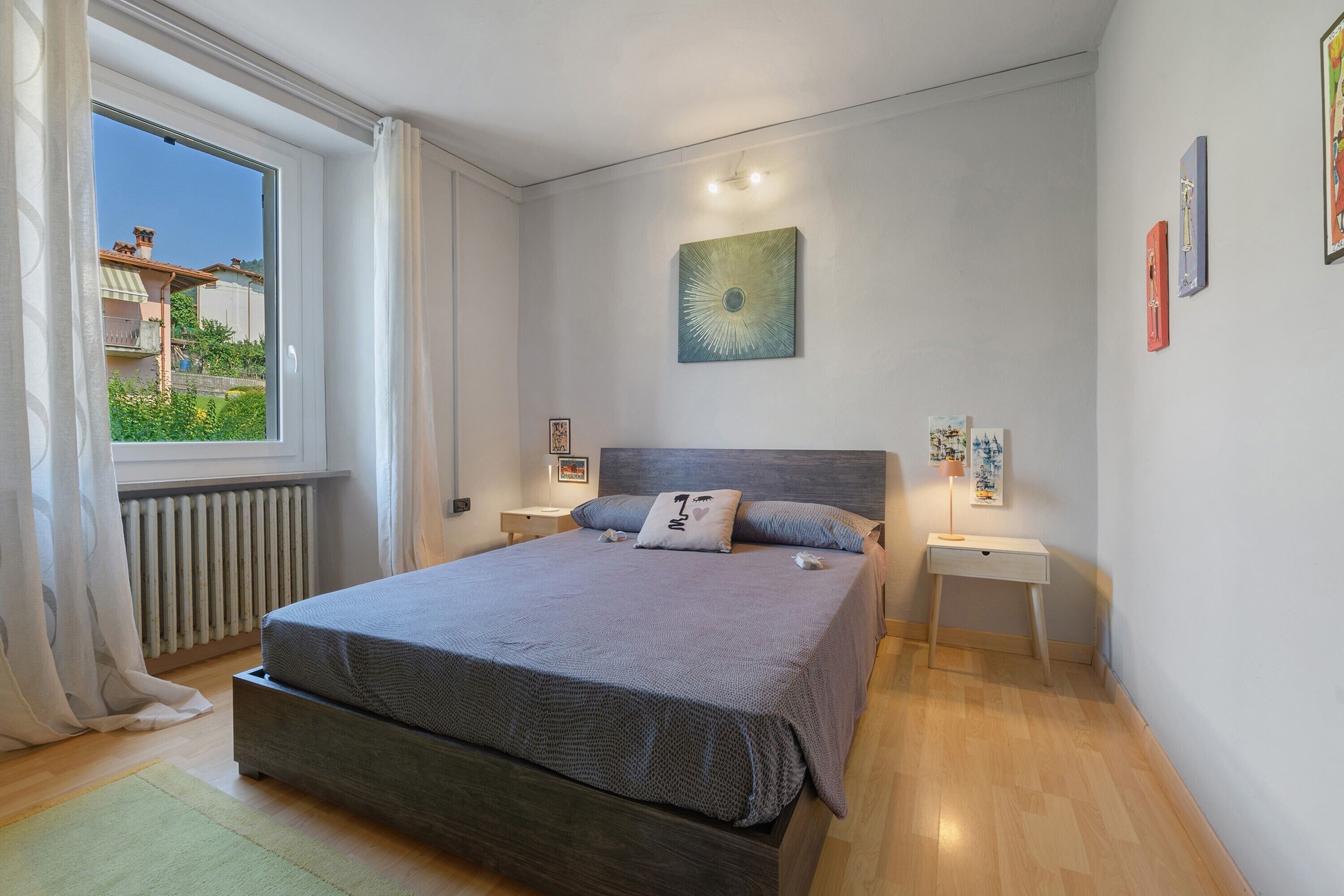 Tabla de planchar con plancha, wifi y ropa de cama 