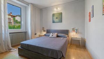 Tabla de planchar con plancha, wifi y ropa de cama