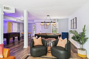 Game room - Modern 5BR Home I GameRoom & Workspace (Savannah)