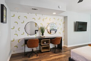 5 bedrooms, desk, iron/ironing board, free WiFi - Modern 5BR Home I GameRoom & Workspace (Savannah)