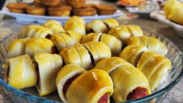Café da manhã completo grátis todos os dias