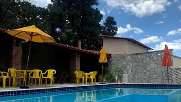 Hồ bơi ngoài trời