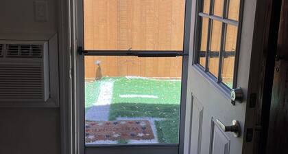 Charming studio & kitchenette in wonderful Palm Harbor with AC & laundry access