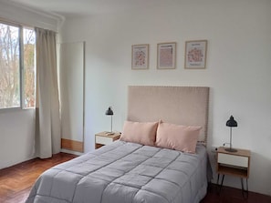 1 slaapkamer, een strijkplank/strijkijzer, internet, beddengoed