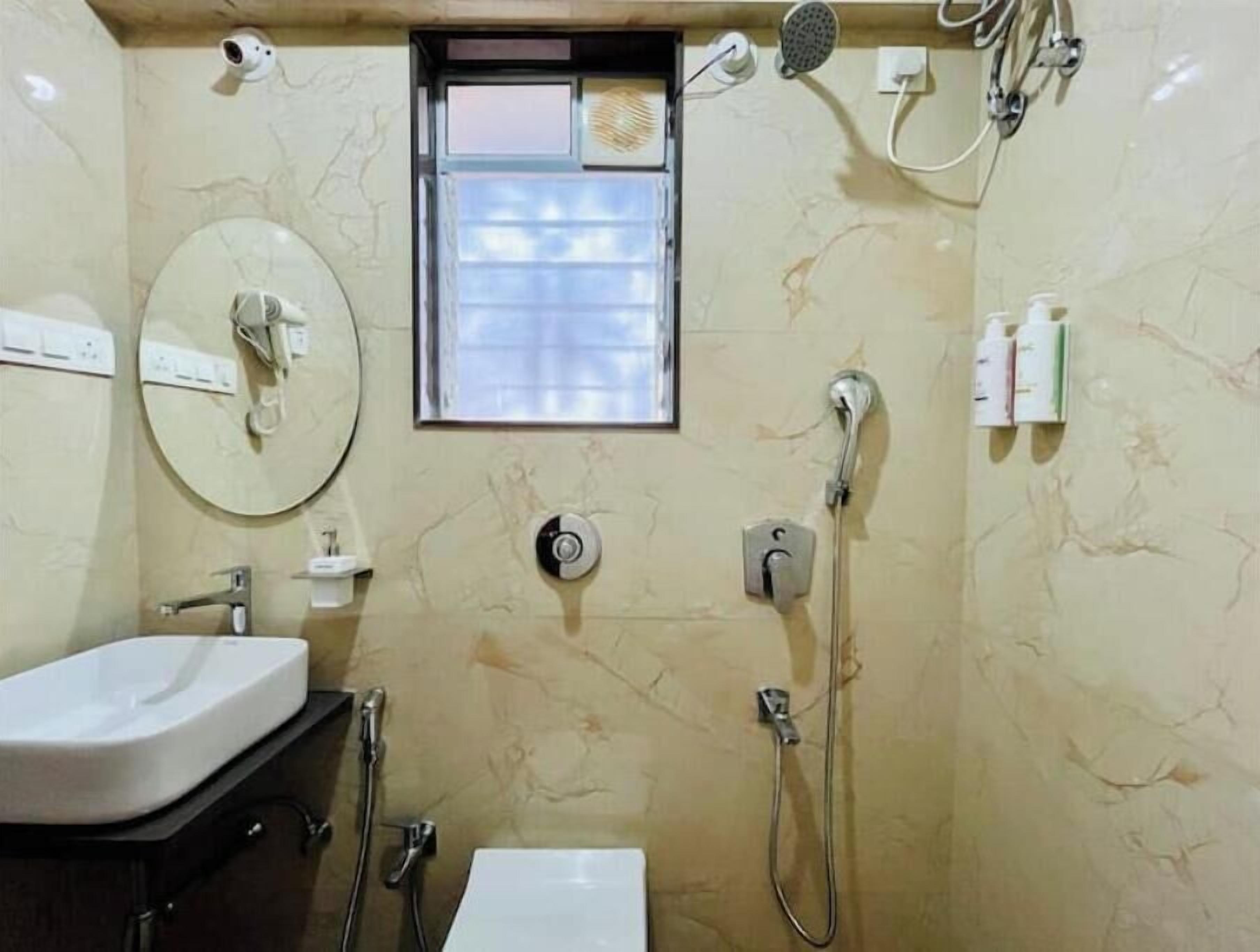 Haartrockner, Handtücher, Seife, Toilettenpapier