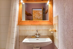 Shower - Le Grau-du-Roi: Apartment with Balcony and Garage (Le Grau-du-Roi)