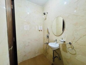 Sèche-cheveux, serviettes fournies, savon, papier toilette