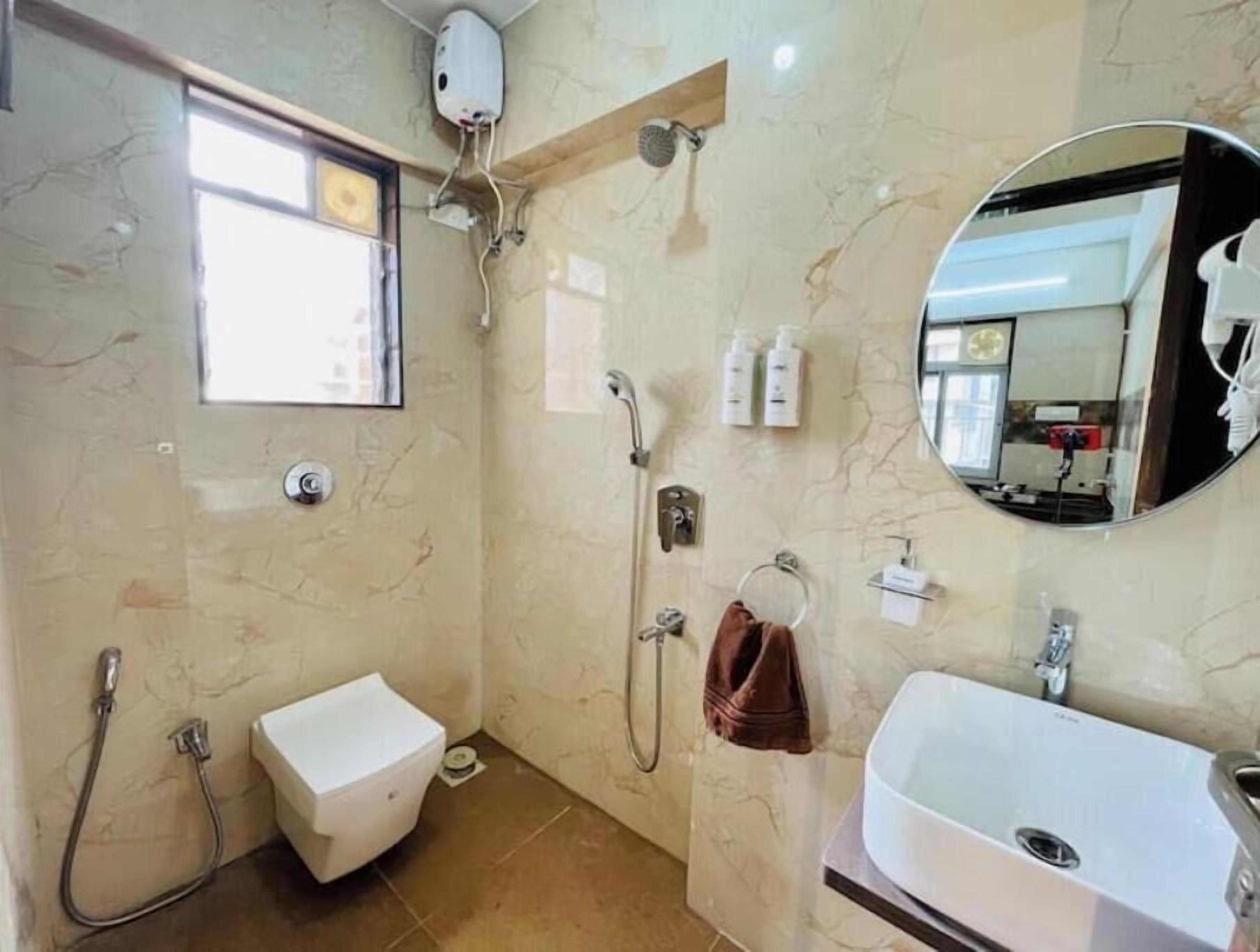 ヘアドライヤー、タオル、石鹸、トイレットペーパー