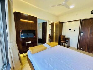 Iron/ironing board, WiFi, bed sheets