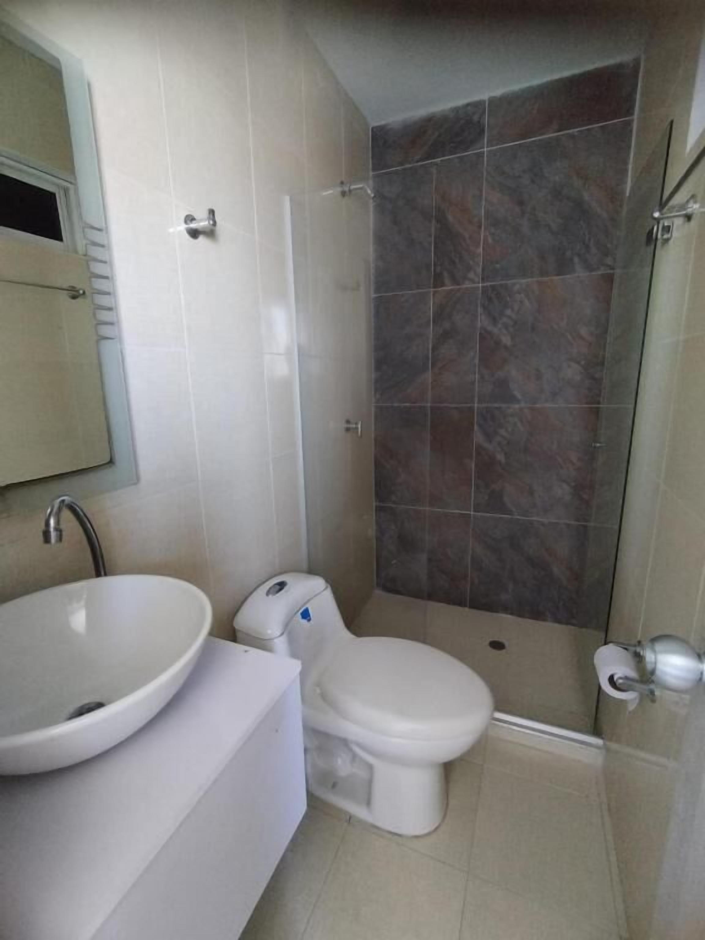 Toalhas de banho, sabonete, papel higiênico 