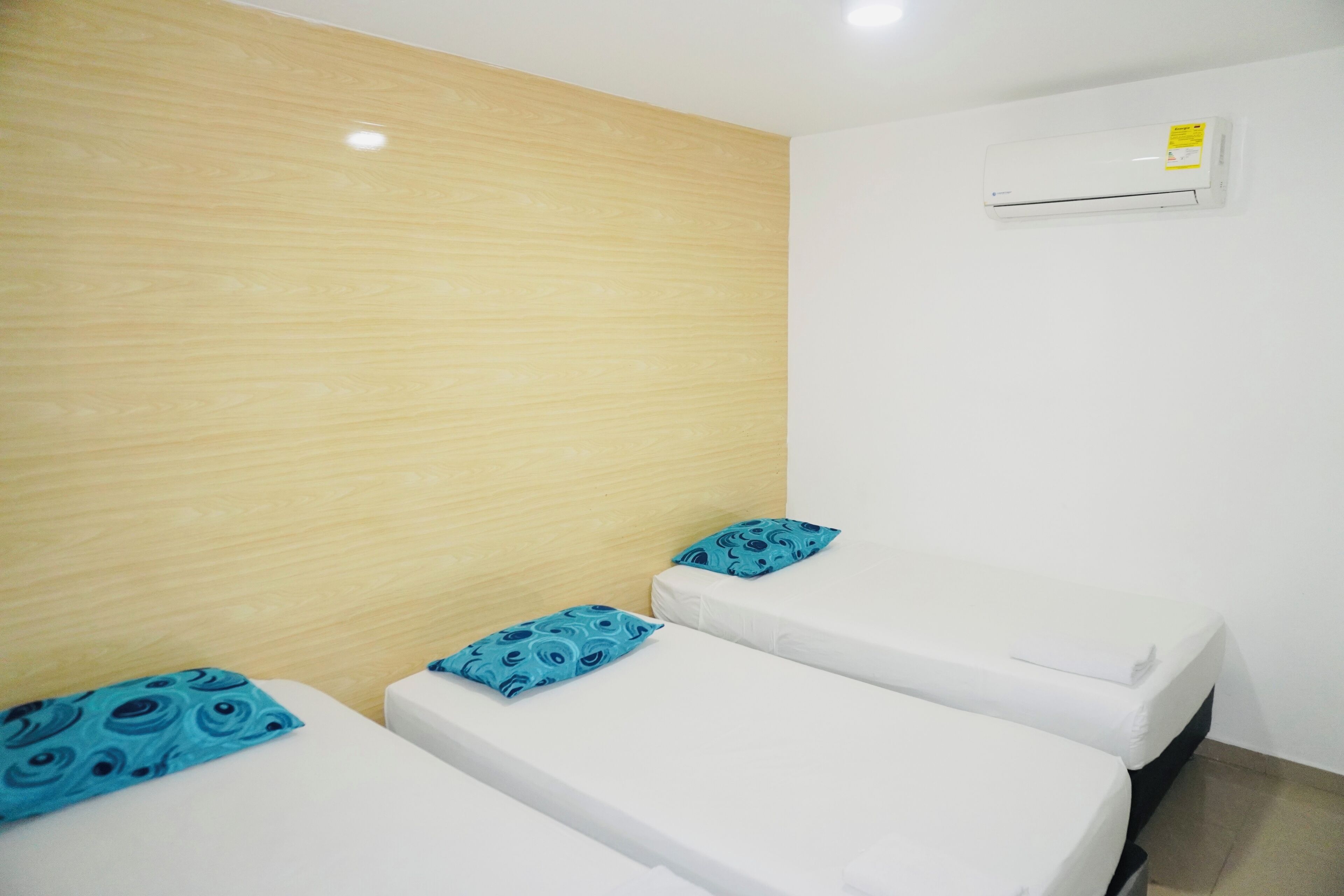 Quarto triplo standard | Cofres nos quartos, cortinas blackout, Wi-Fi de cortesia, roupa de cama