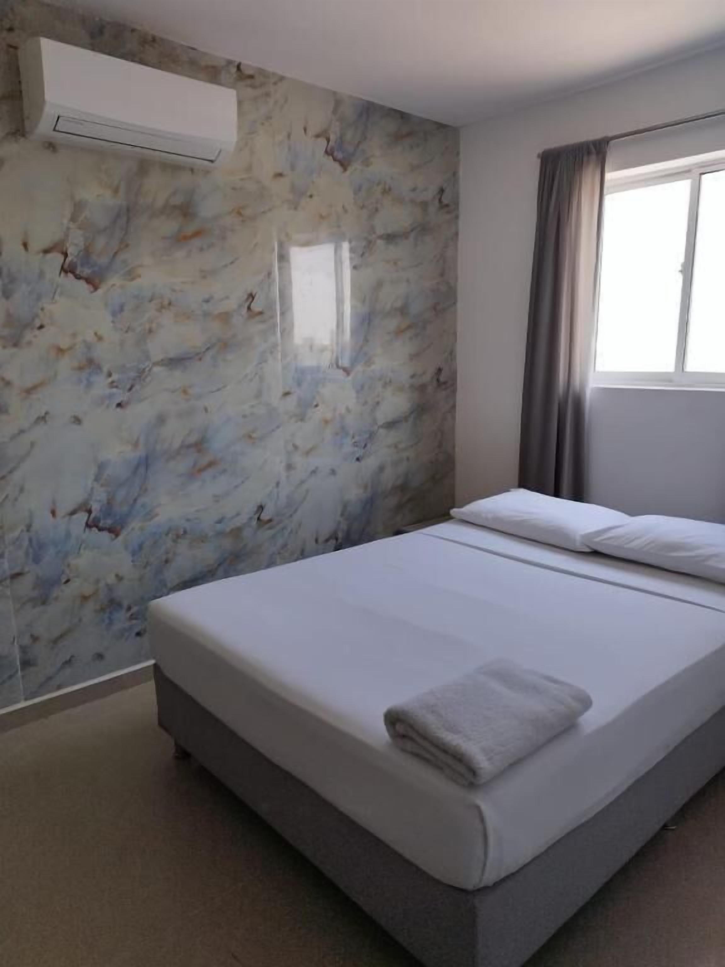 Cofres nos quartos, cortinas blackout, Wi-Fi de cortesia, roupa de cama