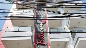 Ein Hotel mit einem gut sichtbaren Schild, auf dem 'Bella Moco Hotel' steht.