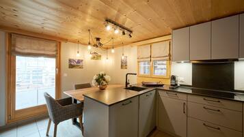 Refrigerador, lavavajillas, cafetera y tetera y utensilios de cocina