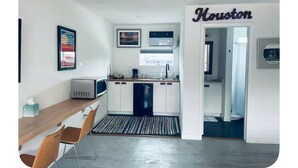 コーヒー / ティーメーカー、冷蔵庫、電子レンジ、コンロ