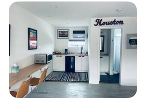 Réfrigérateur, micro-ondes, plaque de cuisson, cafetière/bouilloire