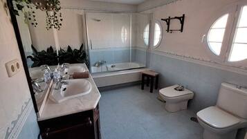 Douche, sĂšche-cheveux, bidet, serviettes fournies