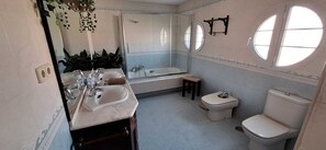 Dusche, Haartrockner, Bidet, Handtücher
