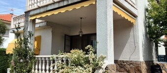 Warner Park and Puy du fou (20 minutes), ideal house for families, board games.