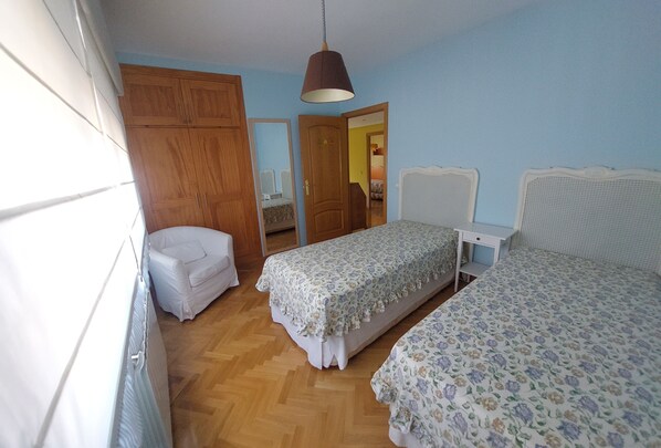 Iron/ironing board, WiFi, bed sheets