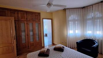 4 bedrooms, iron/ironing board, WiFi, bed sheets