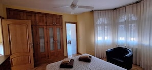 4 chambres, fer et planche à repasser, Wi-Fi, draps fournis