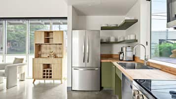 Casa Premium | Cocina privada | Refrigerador, cafetera y tetera y comedor