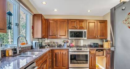 Quaint Quechee Lakes Condo - walk to Lake Pinneo & the Clubhouse!