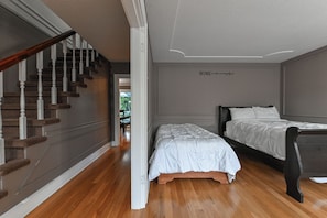 5 slaapkamers, een strijkplank/strijkijzer, gratis wifi, beddengoed