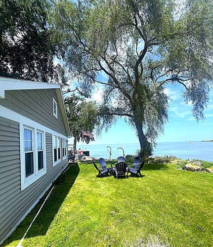Waterfront Cottage with Beach-walk to everything!