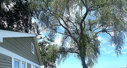 Waterfront Cottage with Beach-walk to everything!