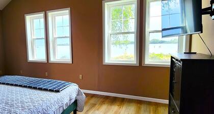 Waterfront Cottage with Beach-walk to everything!