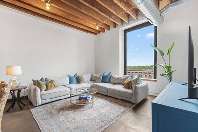 Archview Riverfront Loft – Walk to Stadium, Conventions & Casino - Gated Parking
