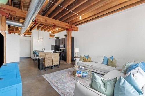 Archview Riverfront Loft – Walk to Stadium, Conventions & Casino - Gated Parking