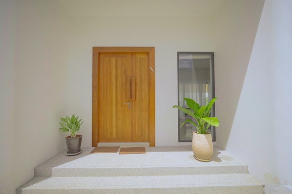 Caja de seguridad en la habitación y sistema de insonorización