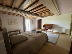 5 bedrooms, desk, travel cot, free WiFi