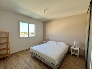 4 chambres, fer et planche à repasser, Wi-Fi, draps fournis