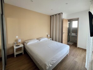4 Schlafzimmer, BĂŒgeleisen/BĂŒgelbrett, WLAN, BettwĂ€sche