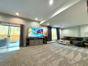 Smart TV, chimenea y tenis de mesa 