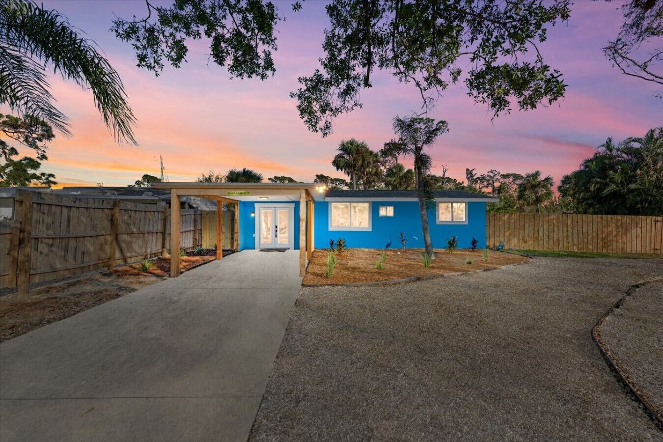 住宿正面 (夜晚)