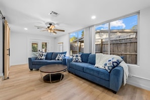 House, 2 Bedrooms, Pets Allowed | Living room