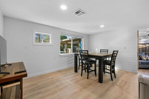 Casa, 2 quartos, aceita animais de estimação | Sala de jantar