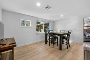 House, 2 Bedrooms, Pets Allowed | Dining room