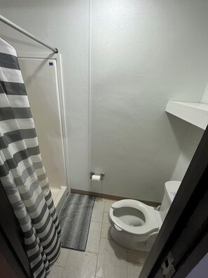 Classic Single Room, Non Smoking | Bathroom